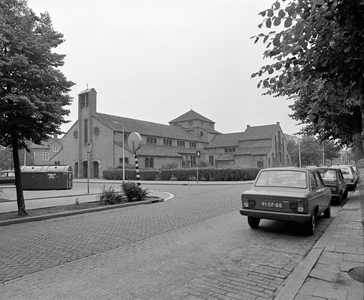 855928 Gezicht op de St.-Jacobuskerk (Prins Bernhardplein 39) te Utrecht.